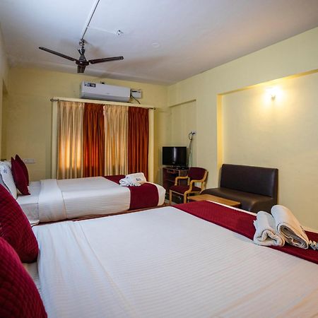 Hotel Vyshak International Májszúr Kültér fotó