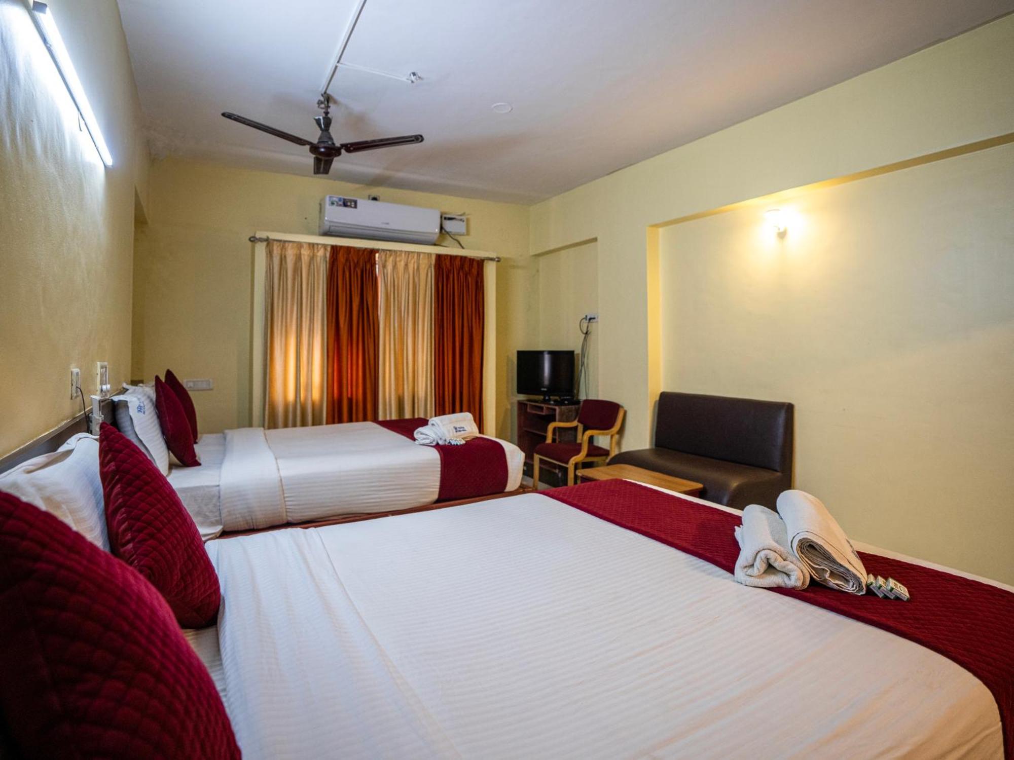 Hotel Vyshak International Májszúr Kültér fotó