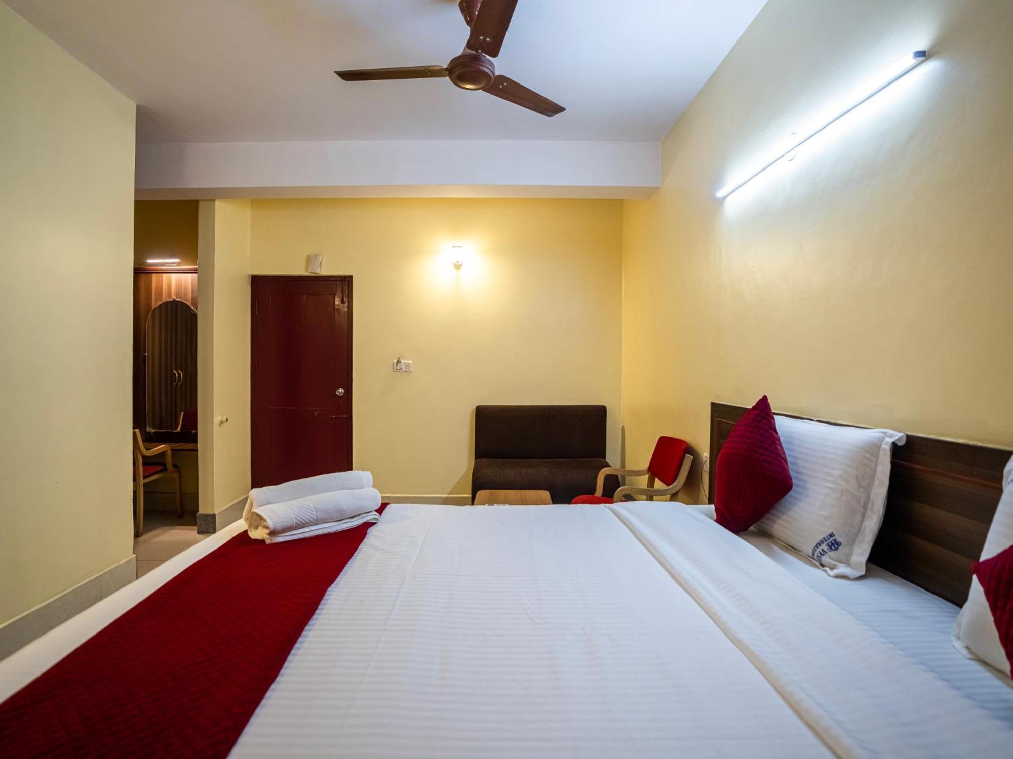 Hotel Vyshak International Májszúr Kültér fotó