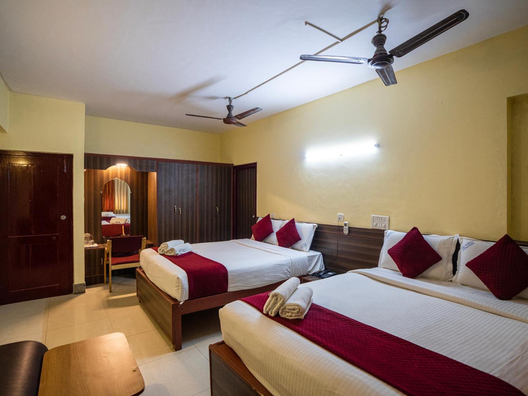Hotel Vyshak International Májszúr Kültér fotó